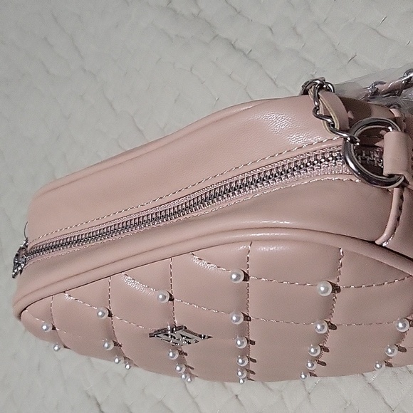 NWT Badgley Mischka Elegant Quilted Vegan Leather Tan Crossbody/Camera   Bag - Picture 15 of 16